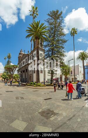 SAN CRISTOBAL DE LA Laguna, SPAGNA - 7 APRILE 2019: Cattedrale di San Cristobal de la Laguna. Turisti e locali camminano lungo la strada pedonale Foto Stock