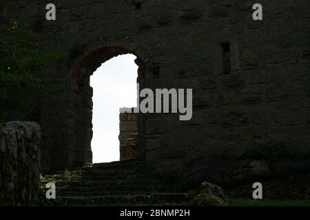Porta fatta di pietre naturali è fatto per durare Foto Stock