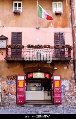 Pizzeria tipica, con cartelli segnaletici che indicano le disposizioni per il blocco al momento del Covid 19, Corona Virus. Bandiera italiana. Roma, Italia, Europa, UE. Foto Stock