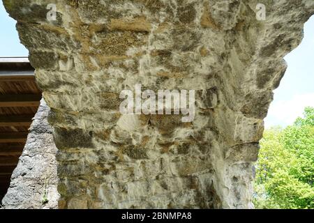Porta fatta di pietre naturali è fatto per durare Foto Stock