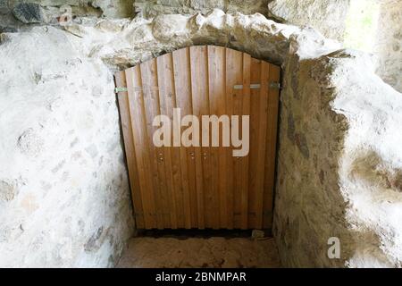Porta fatta di pietre naturali è fatto per durare Foto Stock