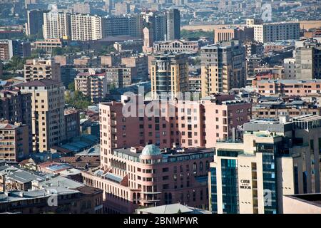 Yerevan: Vista panoramica, che mostra l'Opera Suite Hotel e monblocchi sul retro. Armenia Foto Stock