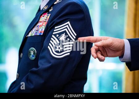 WASHINGTON, D.C. - MAGGIO 15: Il Gen. Jay Raymond, Capo delle operazioni spaziali, indica le insegne di Rank di nuova concezione di CMSgt Roger Towberman, il più alto arruolarsi nella forza spaziale statunitense, Mentre il presidente Donald Trump firma la proclamazione del 2020 Armed Forces Day e la presentazione della bandiera ufficiale della forza spaziale degli Stati Uniti alla Casa Bianca a Washington, DC il 15 maggio 2020. | utilizzo in tutto il mondo Foto Stock