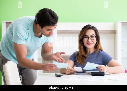 I giovani della famiglia lottando con personal finance Foto Stock