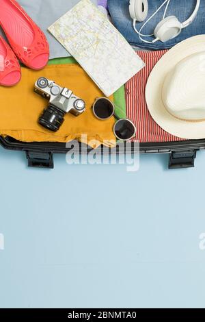 Concetto di viaggio. Valigia con cose turistiche. Spazio di copia. Foto Stock