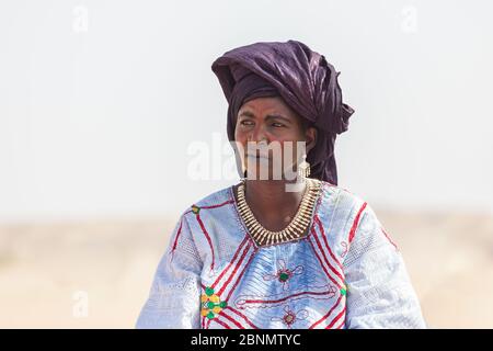 donna nomad nel tradizionale deserto turbano del Sahara Foto Stock