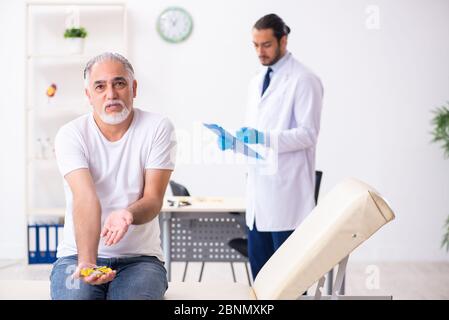 Paziente che soffre del diabete che visita il medico Foto Stock