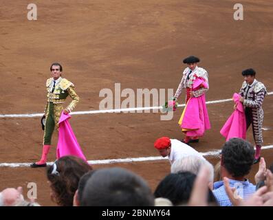 Manuel Jesus Cid Salas conosciuto come El Cid Spagna bullfighter camminare intorno correndo accettare applausi con un verde traje de luces o vestito di luci Foto Stock