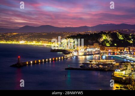 Di fronte al mare di Villefranche-sur-mer porto di notte, Nizza, Riviera francese. La Francia. Foto Stock