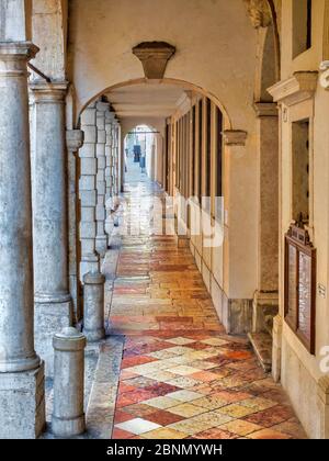 San Viterbo, Vicenza, Veneto, Italia. Arcade del centro storico in una delle strade più antiche. Foto Stock