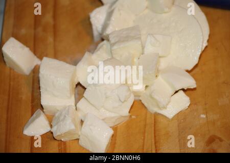 Fette di mozzarella di bufala su fondo di legno. Foto Stock