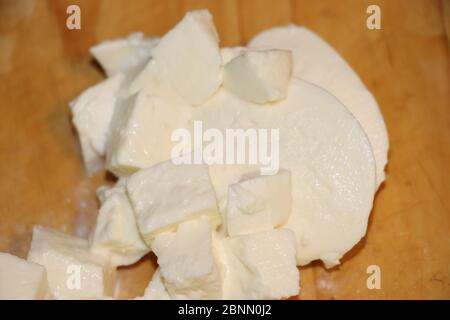 Fette di mozzarella di bufala su fondo di legno. Foto Stock