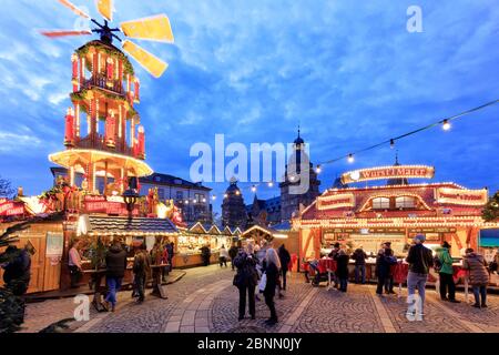Mercatino di Natale, Schlossplatz, Castello di Johannisburg, ora blu, tramonto, decorazione natalizia, Aschaffenburg, Franconia, Baviera, Germania, Europa Foto Stock