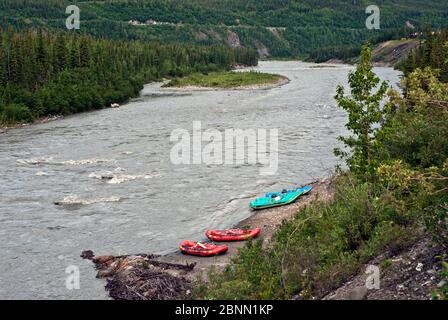 Rafting barche Ion una riva del fiume, Alaska Foto Stock