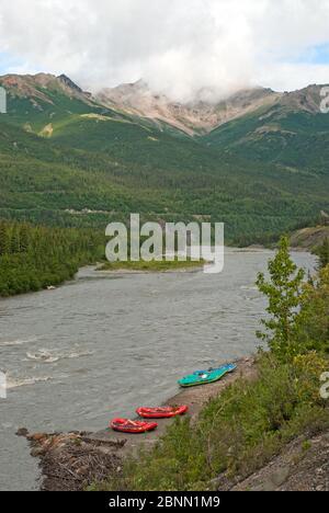 Rafting barche Ion una riva del fiume, Alaska Foto Stock