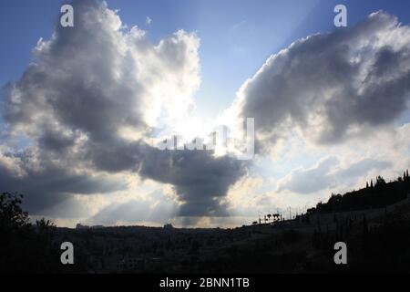 Interessante formazione di nubi che assomiglia ad ali giganti di un angelo che vola sopra Gerusalemme in Israele, come il sole si rompe attraverso da dietro. Foto Stock