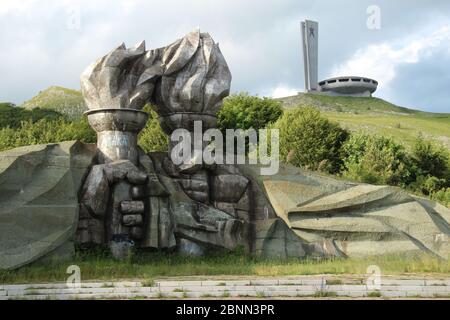 Monumento torcia con il Monumento Buzludzha sullo sfondo in Bulgaria Foto Stock