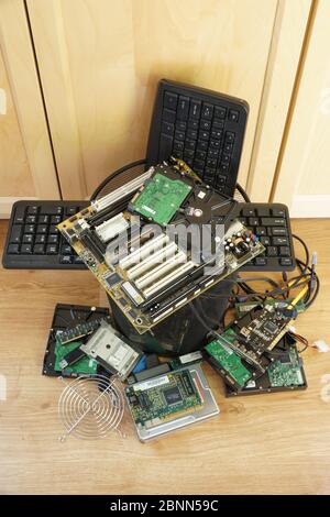 Un mucchio di componenti del computer usati in un cestino. Foto Stock