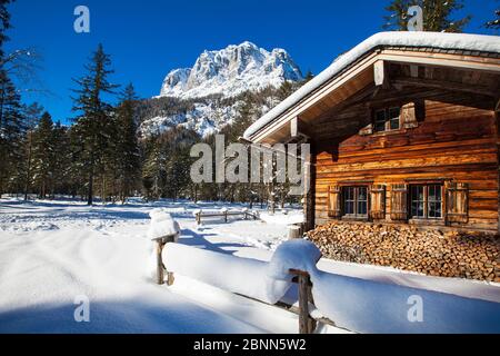 Sogno invernale in Baviera, capanna in legno Foto Stock