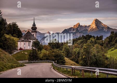 Idilliaca strada di campagna in Germania, Baviera, alta Baviera, Berchtesgadener Land, Berchtesgaden Foto Stock