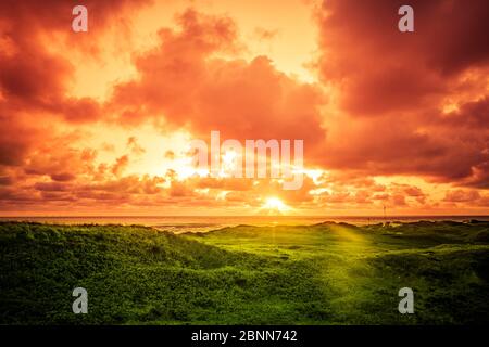 Paesaggio di dune con tramonto a Blåvand Strand, Danimarca Foto Stock