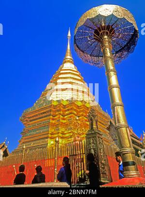 La gente a pregare e a piedi attorno a Golden Chedi, Wat Phra That, il Doi Suthep, Chiang Mai, Thailandia, Asia Foto Stock