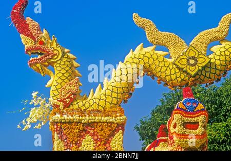 'Nagas' (serpenti sacri) fatto di fiori, particolare di float floreale, Festa dei Fiori, Chiang mai, Thailandia, Asia Foto Stock