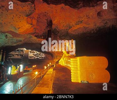 Statua del Buddha reclinato, Wat Tham Suwankhuha, provincia di Phang-Nga, Thailandia, Asia Foto Stock