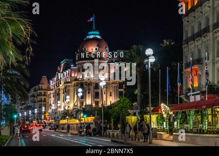 Vista notturna del lussuoso Hotel Negresco sulla Promenade des Anglais. Nizza, Francia, gennaio 2020 Foto Stock