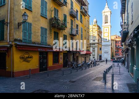 Una strada vuota nella città vecchia di Nizza (vieux Nice) che porta a Place Rossetti e alla Cattedrale di Saint Reparata. Nizza, Francia, gennaio 2020 Foto Stock