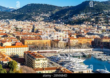 Il porto di Nizza visto dal punto di vista di colline du Chateau in una bella giornata di sole, Francia Foto Stock