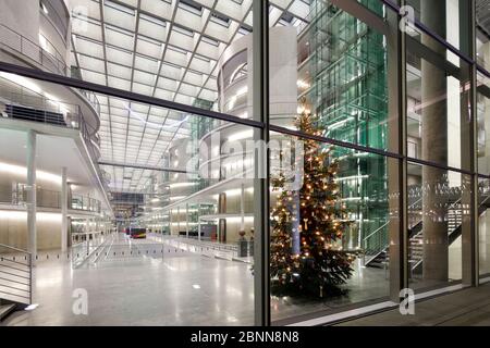 Paul-Löbe-Haus, illuminato, Natale, ora Blu, Bundestag, quartiere governativo, Berlino, Germania Foto Stock