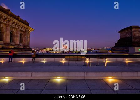 Vista della città dal Reichstag, ora blu, crepuscolo, prospettiva, prospettiva, Bundestag, quartiere governativo, Berlino, Germania Foto Stock