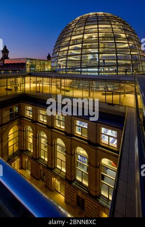 Edificio del Reichstag, cupola, terrazza, ora blu, crepuscolo, Bundestag, quartiere governativo, Berlino, Germania Foto Stock