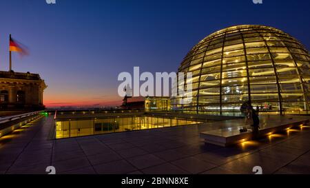 Edificio del Reichstag, cupola, terrazza, ora blu, crepuscolo, Bundestag, quartiere governativo, Berlino, Germania Foto Stock