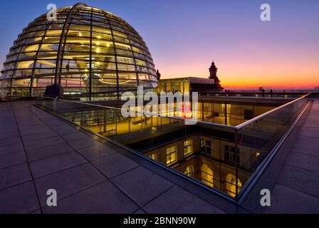 Edificio del Reichstag, cupola, terrazza, ora blu, crepuscolo, Bundestag, quartiere governativo, Berlino, Germania Foto Stock