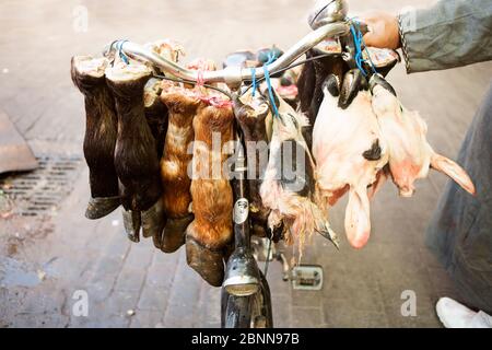 Pezzi di carne di vacca appendono in bicicletta, Marocco Foto Stock