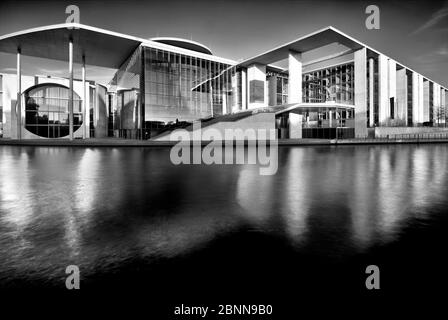 Vista sullo Sprea, Marie-Elisabeth-Lüders-Haus, Bundestag, quartiere governativo, Berlino, Germania Foto Stock