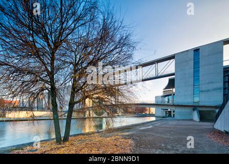 Vista sullo Sprea, Marie-Elisabeth-Lüders-Haus, Paul-Löbe-Haus, Bundestag, quartiere governativo, Berlino, Germania Foto Stock