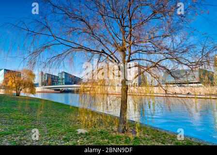 Vista sul fiume Sprea, Hauptbahnhof, futurium, colore delle foglie, Spreebogenpark, quartiere governativo, Berlino, Germania Foto Stock