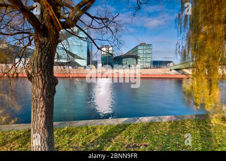 Vista sullo Sprea, Hauptbahnhof, colorazione foglie, quartiere governativo, Berlino, Germania Foto Stock