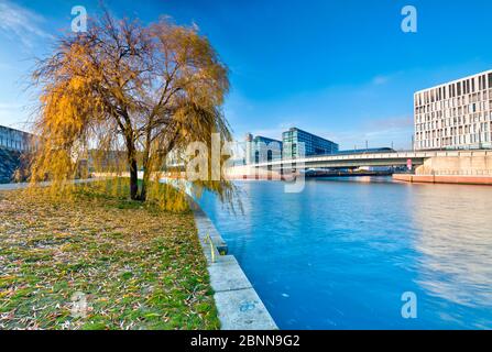 Vista sullo Sprea, Hauptbahnhof, colorazione foglie, quartiere governativo, Berlino, Germania Foto Stock