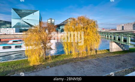 Vista sullo Sprea, Hauptbahnhof, colorazione foglie, quartiere governativo, Berlino, Germania Foto Stock