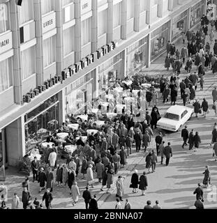 Fiera di primavera 1966 a Lipsia, trambusto e trambusto nella casa della fiera dei libri di fronte al ristorante 'Stadt Kiew' in Petersstrasse Foto Stock