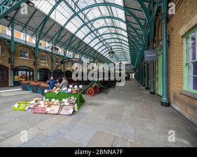 Londra. REGNO UNITO. 13 maggio 2020 alle 11:00. Ampio angolo di visione di Apple Market Covent Garden durante il Lockdown Foto Stock