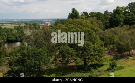 Vista del Park House e del lago da Green Sand Ridge in Ampthill Park Foto Stock