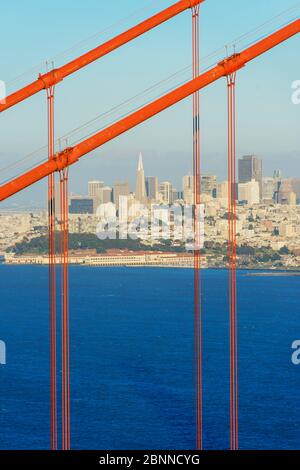 Vista del Golden Gate Bridge e del quartiere finanziario, San Francisco, California, Stati Uniti Foto Stock