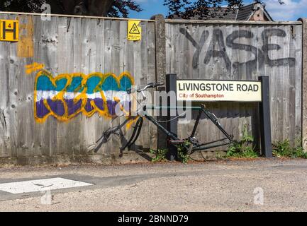 Telaio per biciclette senza ruote bloccato a un cartello stradale, presumibilmente dopo il furto nella città inglese di Southampton, Regno Unito Foto Stock