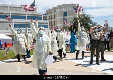 Moreno Valley, Stati Uniti. 14 maggio 2020. I soccorritori e il personale medico si sono mossi e si acclamano come un US Air Force KC-135 Stratotanker vola sopra la folla al Riverside University Health System Medical Center, durante il volo forte americano 14 maggio 2020 a Moreno Valley, California. America strong è un saluto della Marina e dell'Aeronautica militare per riconoscere gli operatori sanitari, i soccorritori e altri membri del personale essenziale in un'esposizione di solidarietà nazionale durante la pandemia di COVID-19. Credito: Nick Kibey/USA Notizie dal vivo sulla Marina/Alamy Foto Stock