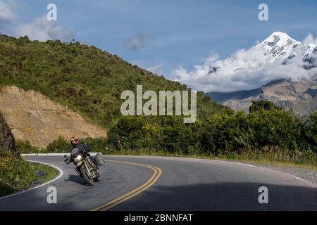 Uomo che guida la sua moto da turismo giù dall'Abra de Passo di Malaga Foto Stock